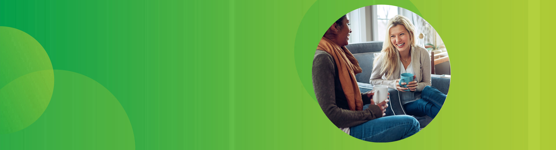 Eine Frau und ihre Freundin trinken Kaffee zusammen und unterstützen sich gegenseitig bei Fragen zur psychischen Gesundheit