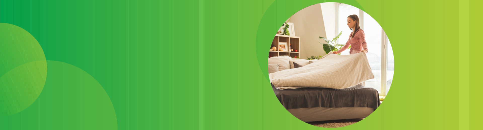 Migräne-betroffene Frau macht ihr Bett mit einer neuen Haushaltsstrategie