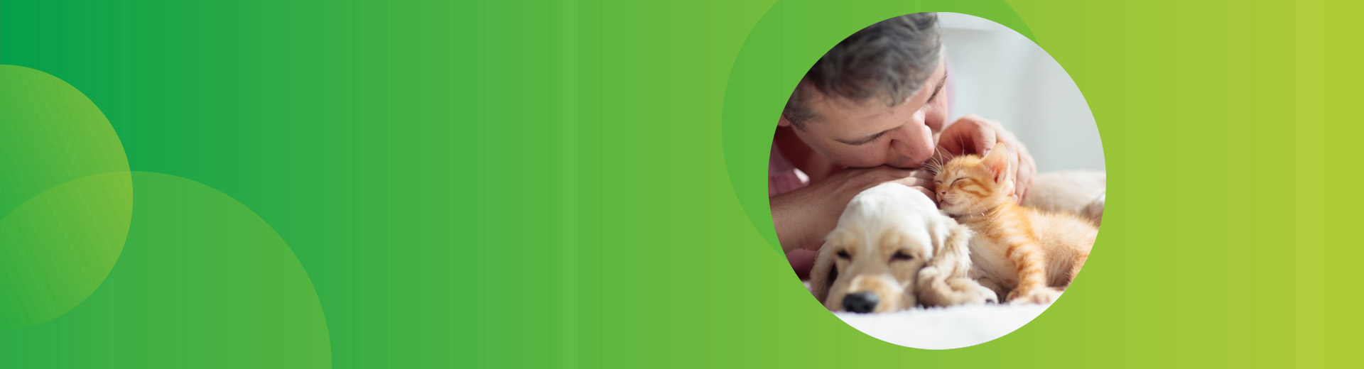 Ein Mann, der mit einem Kätzchen und Welpen kuschelt und die Vorteile von Haustieren für die mentale Gesundheit genießt