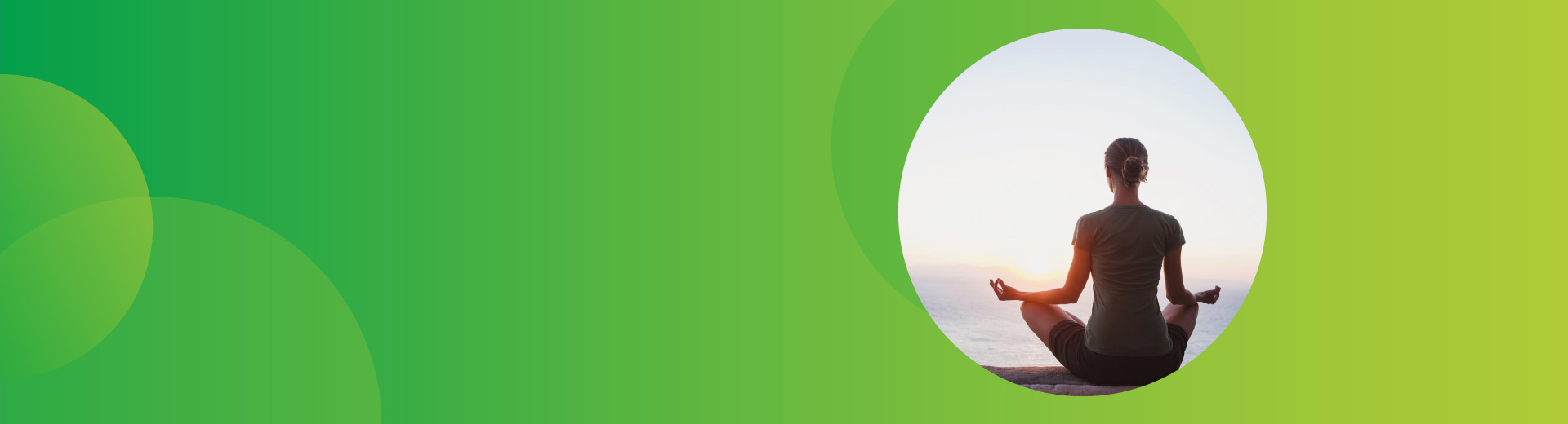 Meditierende Frau am Meer