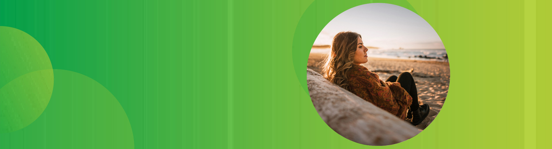 Eine Frau sitzt gedankenverloren am Strand und grübelt darüber, welche Entscheidung für sie als MS-Betroffene die richtige ist – Kinder ja oder nein?