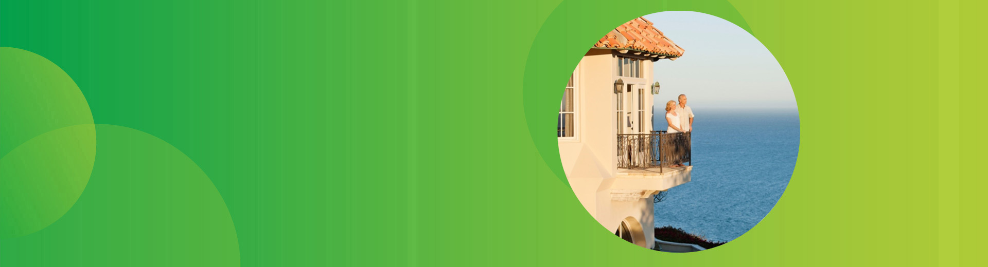 Ein Paar steht auf dem Balkon eines Hotels, schaut auf das blaue Meer und genießt seinen Urlaub trotz chronischer Erkrankung