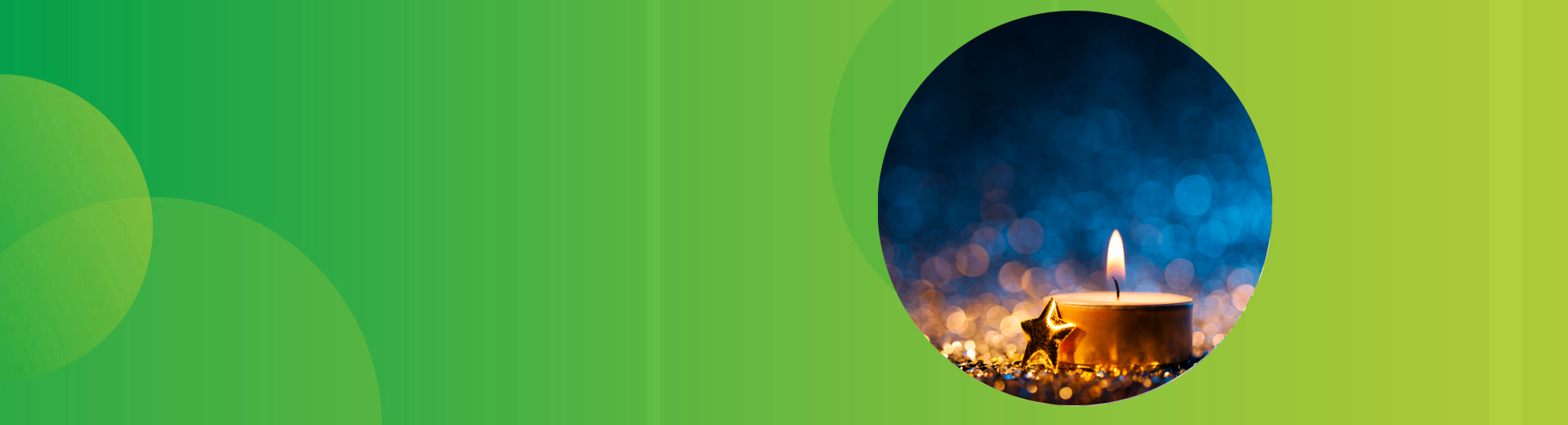 Eine Nahaufnahme eines brennenden Teelichts vor einem blau-goldenen Hintergrund, der die Magie der Weihnachtszeit symbolisiert.