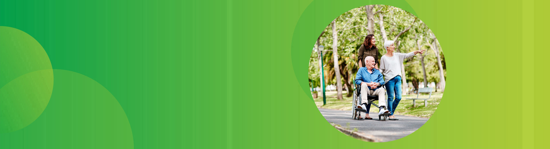 Eine Tochter geht mit ihrer Mutter und ihrem im Rollstuhl sitzenden Vater durch den Park