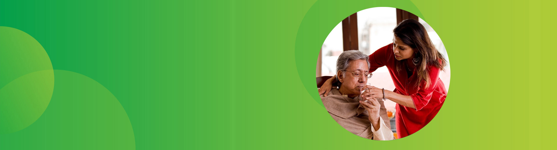 Weibliche Pflegeperson mit chronischer Erkrankung, die ihrem älteren Vater hilft, ein Glas Wasser zu trinken