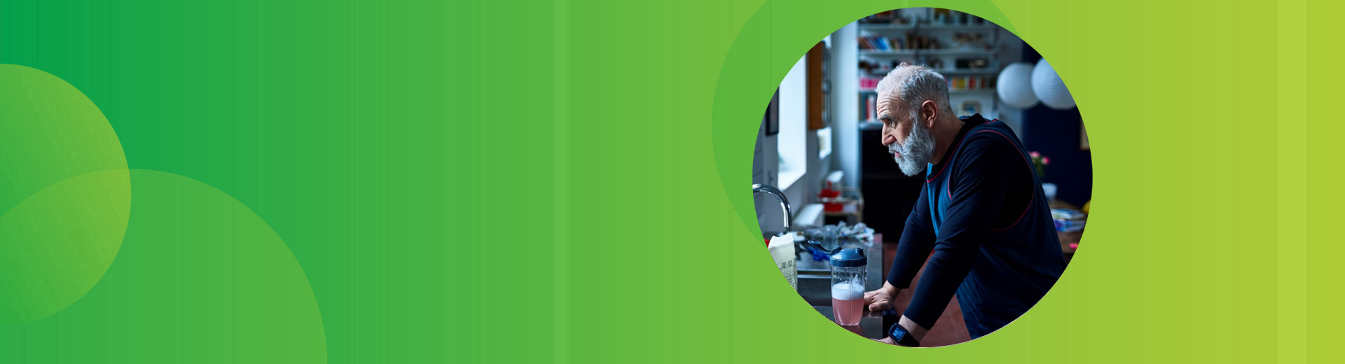 Ein Mann steht gedankenverloren in der Küche und macht sich Sorgen, wie er seine Aufgabe als Pflegeperson gut meistern kann.