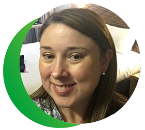 Porträt einer Frau Ciara O'Rourke welche Geschichten aus Ihrem Alltag mit Migräne erzählt