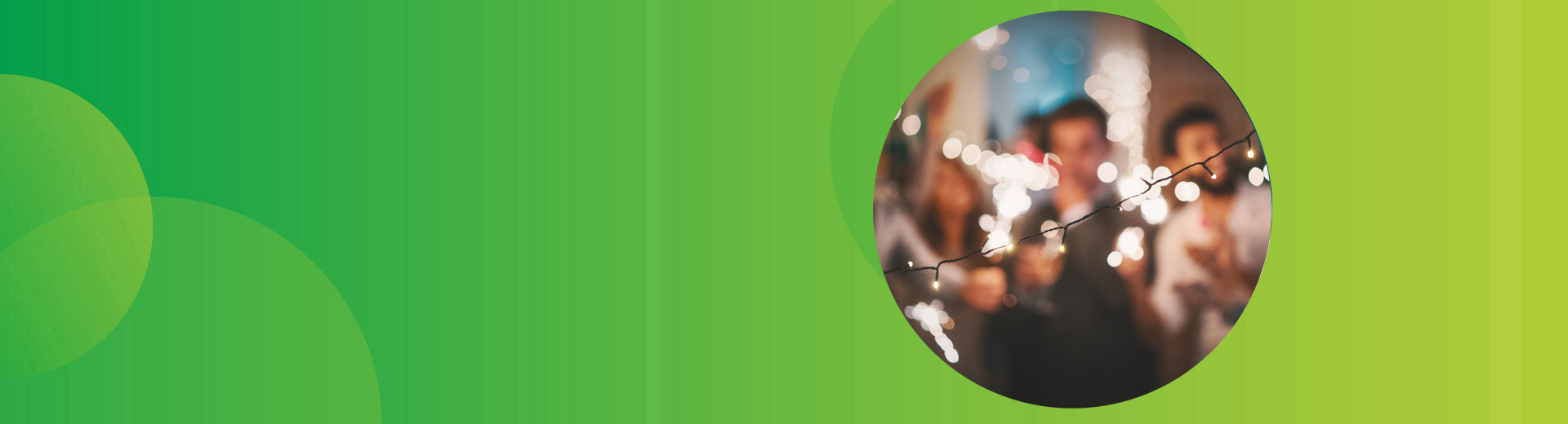 Im Vordergrund funkelt eine Lichterkette, im Hintergrund sind unscharf Menschen zu erkennen, die trotz Migräne unbeschwerte Feiertage verbringen