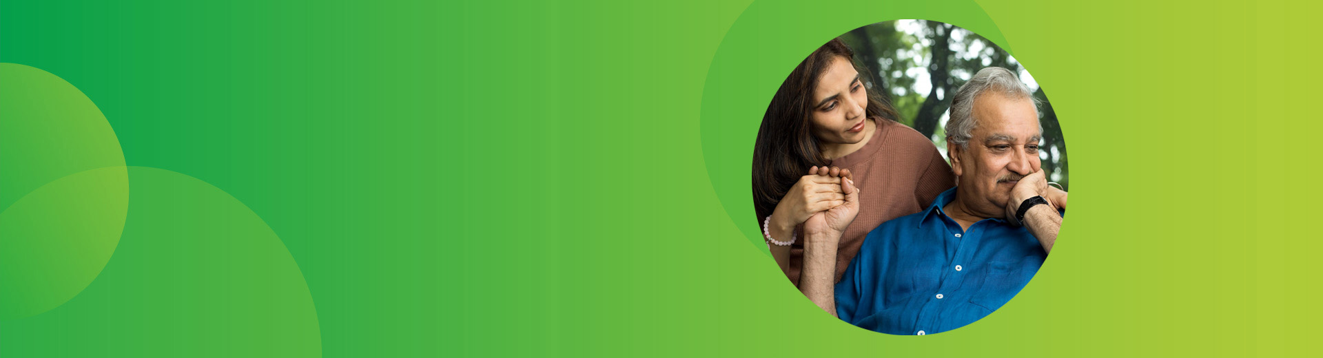 Die Pflegeperson beruhigt ihren alternden Vater und ermutigt ihn, sich ihr gegenüber zu öffnen.