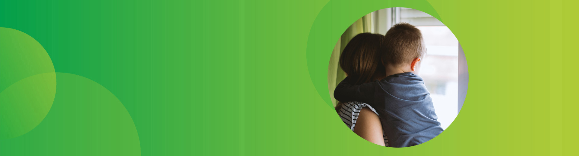 Mutter, die mit dem Sohn aus dem Fenster schaut und über die Zukunft mit MS und ihrer Familie nachdenkt