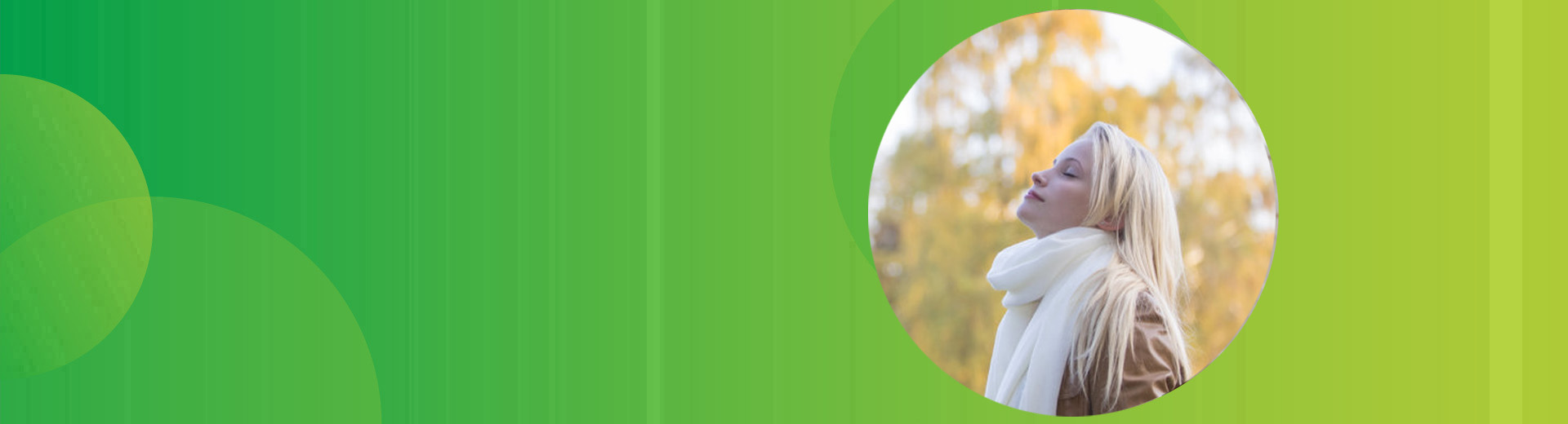 Eine Frau steht mit geschlossenen Augen in der Natur und genießt die frische Luft.