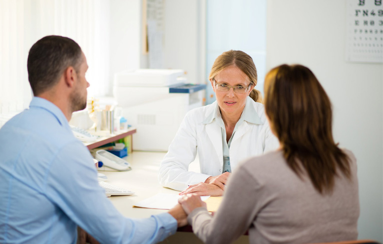 Eine Ärztin ist im Gespräch mit einem Paar, das sich Sorgen um die Diagnose MS macht