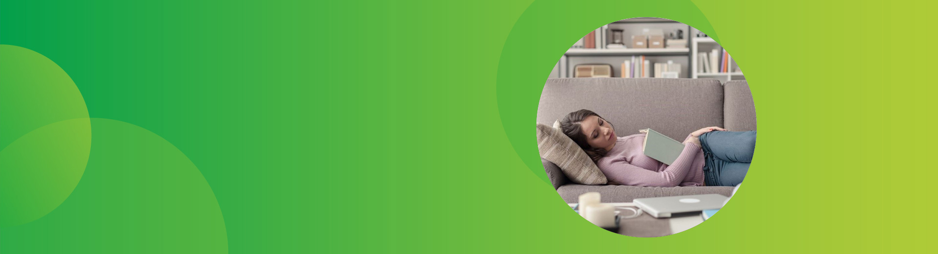 Work-Life-Balance bei MS Frau ruht sich auf Sofa aus