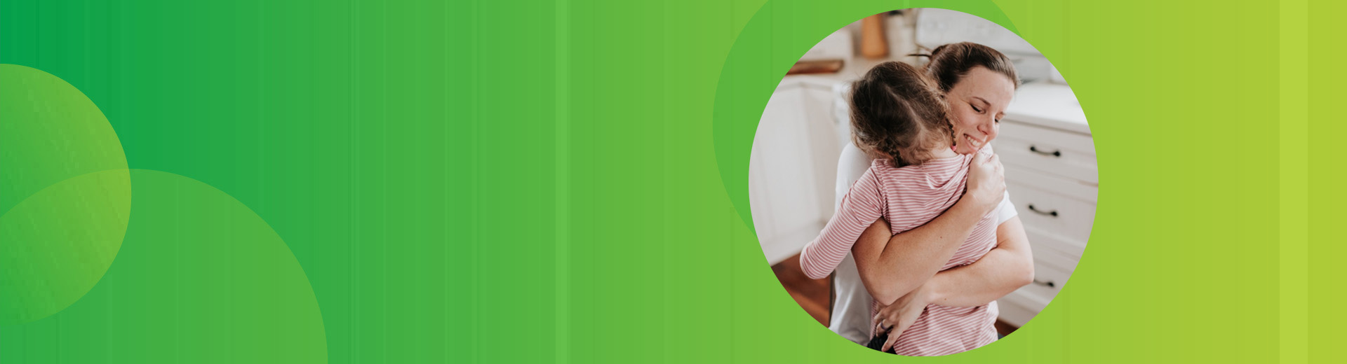 Erleichterte Mutter, die ihr Kind umarmt