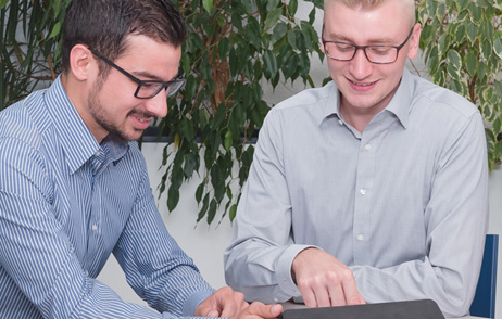 Zwei Dual-Studierende