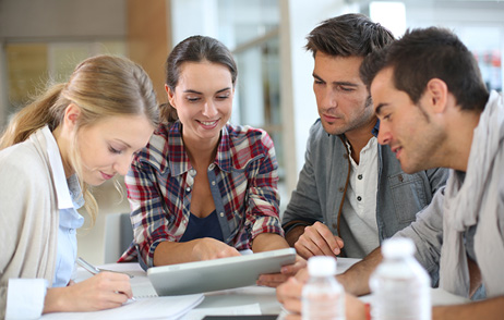 Dual Studierende sitzen am Tisch
