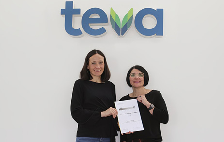 Teva-Kolleginnen mit Urkunde